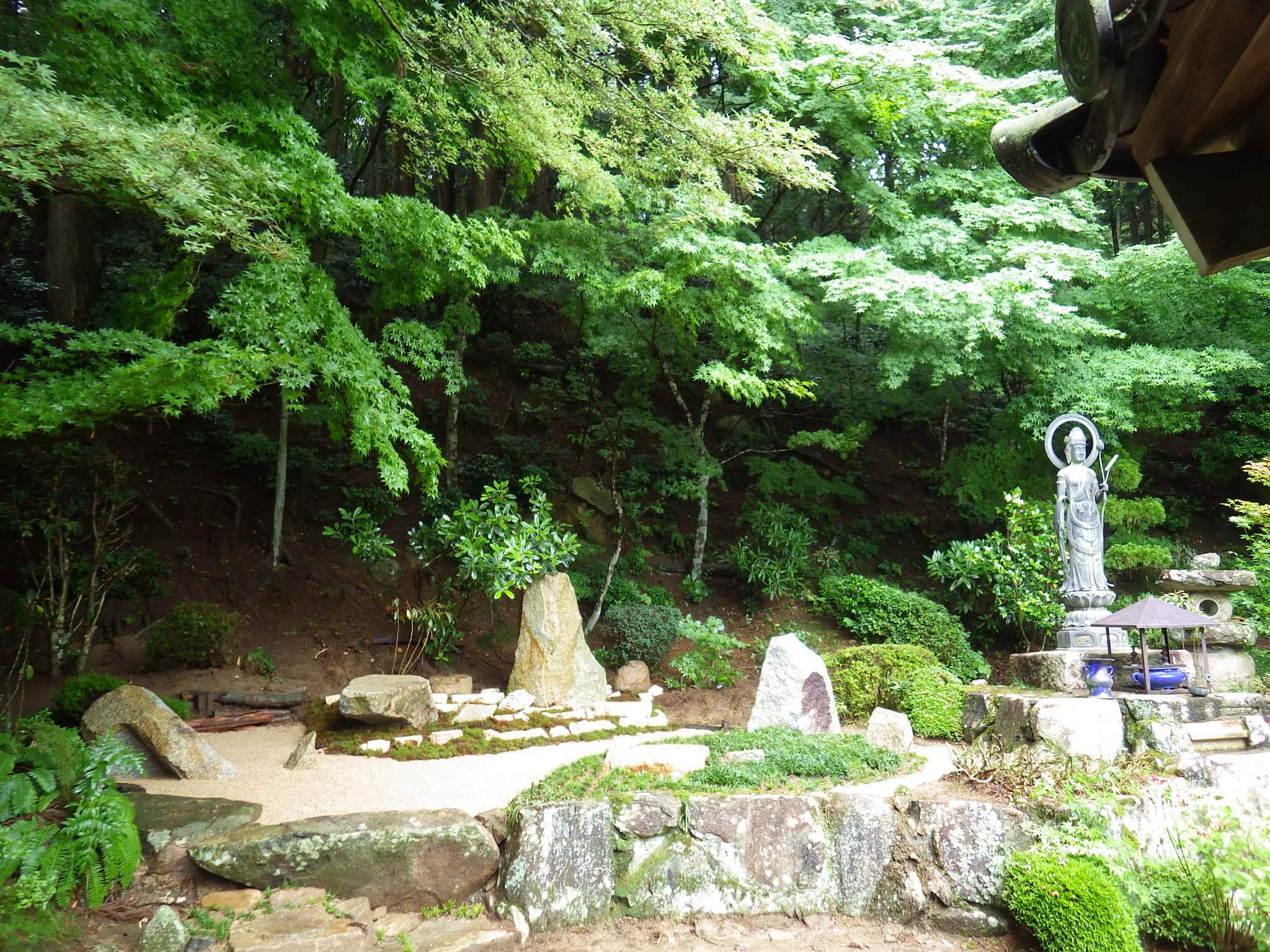 広島県 瑞田山 康徳寺から長年の雪舟庭園の奉仕や「五行石庭園」の造営に関して景観を一新したと評価されました